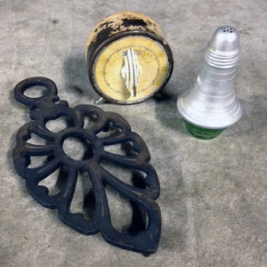Narzędzia kuchenne Vintage, podstawka żelazna, zielona aluminiowa solniczka Depression, kuchenny minutnik, Vintage Kitichenalia, kuchnia w stylu wiejskim