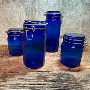 Kobaltblauwe glazen bus, vintage voorraadpot jaren 70, klemdeksel draadbalen, hoge blauwe pot, pot, kobaltblauw glas, vintage keuken