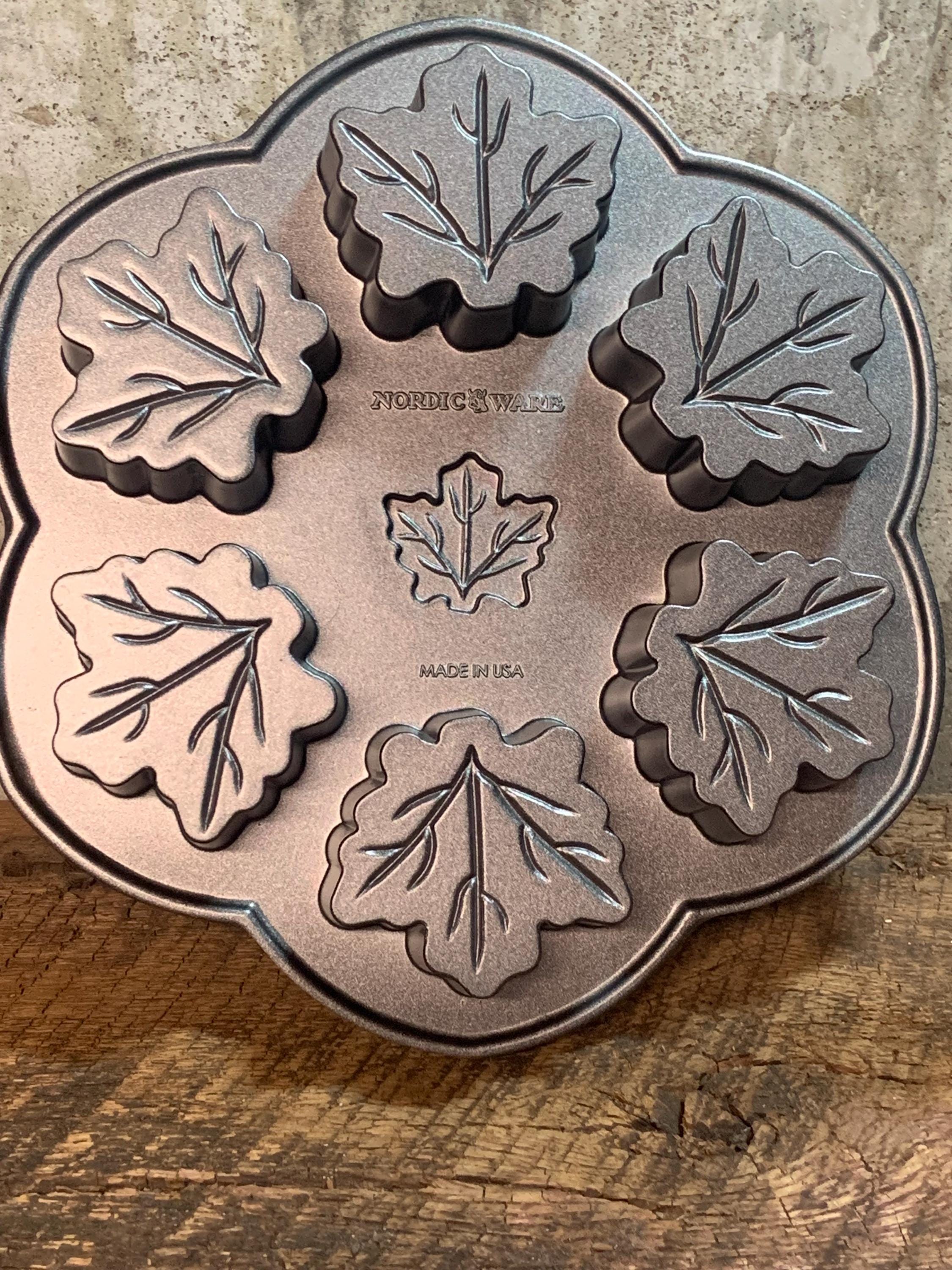 Nordic Ware Maple Leaf Muffin Pan 6カップ Nordic Ware Maple Leaf Muffin Pan, Nonstick Cast Aluminum, 6 Molds