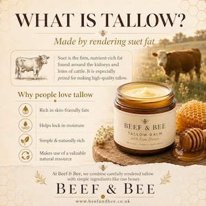 Puede incluir: Un frasco de vidrio de bálsamo de sebo Beef & Bee con miel cruda, con una etiqueta color crema y un icono de abeja. El frasco se encuentra sobre una superficie de madera junto a un panal y un cucharón de miel. El fondo incluye texto sobre el sebo.