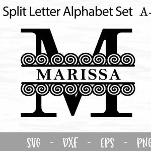 Könnte beinhalten: Eine schwarze digitale Grafik eines geteilten Buchstabens M mit einem dekorativen Wirbelmuster über und unter einem zentralen horizontalen Bereich, der den Namen MARISSA in Großbuchstaben enthält. Der Text Split Letter Alphabet Set A-Z und SVG-DXF-EPS-PNG ist zu sehen.