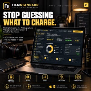 Op de afbeelding: Een laptopscherm toont de interface van de FilmStandard-software, met een projectdashboard met financiële gegevens, kostenoverzichten en winstmarges. De donkere interface bevat labels zoals Project Calculator, Rate Builder en Quote Builder, naast iconen voor projectprijzen, tarieven, winst, pakketten en prognoses.