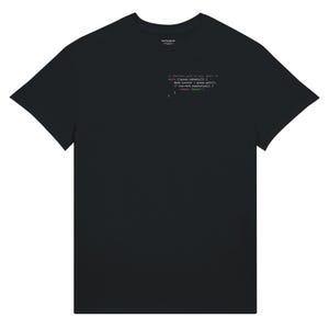 Könnte beinhalten: Ein schwarzes kurzärmeliges T-Shirt mit einem kleinen Block aus weißem und rotem Computercode-Text im oberen linken Brustbereich. Der Code-Ausschnitt enthält den Kommentar // shortest path to your heart <3 und Java-Programmiersyntax.