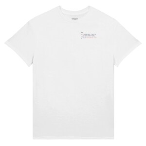 Könnte beinhalten: Ein weißes kurzärmeliges T-Shirt mit einem kleinen Code-Block auf der linken Brust. Der Code-Ausschnitt lautet: if ( !isTired() ) { run("more_coffee_please"); } else { git add sleep-schedule --force }.