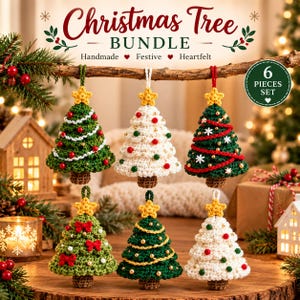 Puede incluir: Un conjunto de seis adornos de árbol de Navidad tejidos a ganchillo en verde y blanco, cada uno con una estrella amarilla en la punta. Los árboles incluyen cuentas rojas, guirnaldas de hilo blanco y lazos. El texto dice Christmas Tree BUNDLE.