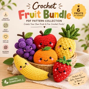 Könnte beinhalten: Eine Häkelanleitung als PDF-Sammlung für sechs handgefertigte Früchte, darunter eine violette Weintraube, ein roter Apfel, eine Orange, eine gelbe Ananas, eine gelbe Banane und eine rote Erdbeere, alle mit gestickten lächelnden Gesichtern.