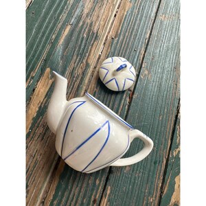 Vintage-Teekanne aus der Tschechoslowakei, Keramik, blau-weiß gestreift, handbemalt, A3801
