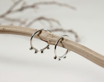 Minimalist Sterling Silver Ring with Beaded Detail – Handmade Elegant Jewelry