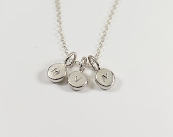 Dije inicial adicional - Colgante de plata personalizado para collares - Dije con letra estampada a mano