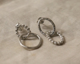Pendientes colgantes asimétricos de plata de ley: diseño minimalista de alambre, hechos a mano en Grecia.
