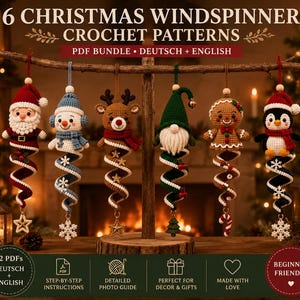 Könnte beinhalten: Sechs gehäkelte Weihnachts-Windspinner-Ornamente hängen an einem Holzständer. Die Figuren umfassen den Weihnachtsmann, einen Schneemann, ein Rentier, einen Wichtel, einen Lebkuchenmann und einen Pinguin. Text: 6 CHRISTMAS WINDSPINNER CROCHET PATTERNS.