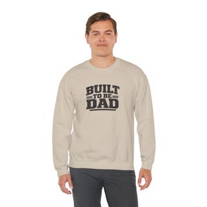 „Built to Be Dad“-Sweatshirt | Rundhalsausschnitt für Väter, Oberteil zur Schwangerschaftsverkündung