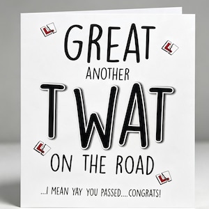 Peut inclure: Une carte de vœux blanche avec le texte noir GREAT ANOTHER TWAT ON THE ROAD ...I MEAN YAY YOU PASSED....CONGRATS! Le design comprend quatre petites illustrations de carrés blancs déchirés avec une lettre L rouge au centre.
