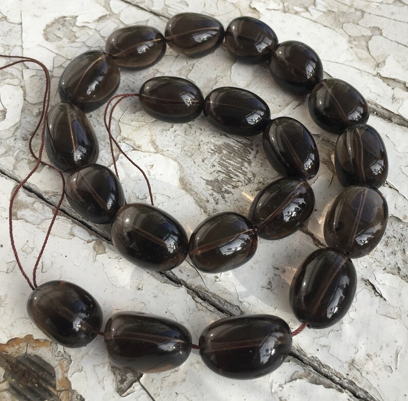 40cm String of 18 Beads Length 15-22mm x 13-14mm Wide ***UK FREEPOST*** Smoky Quartz Smooth Nugget Beads