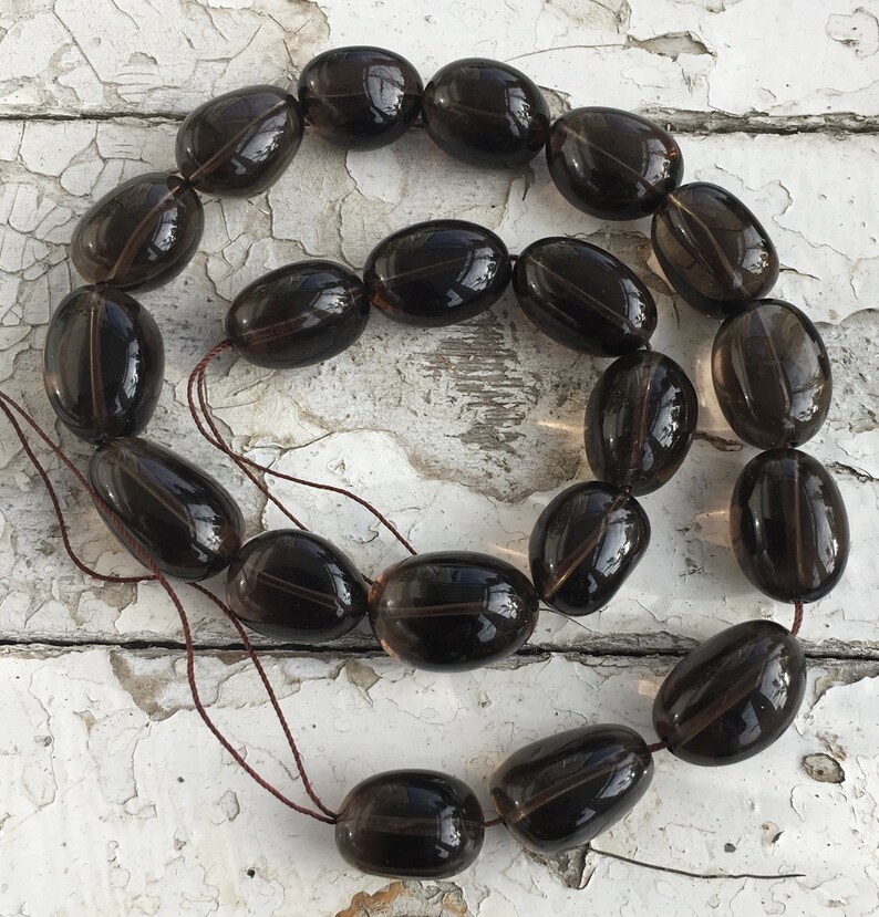 40cm String of 18 Beads Length 15-22mm x 13-14mm Wide ***UK FREEPOST*** Smoky Quartz Smooth Nugget Beads