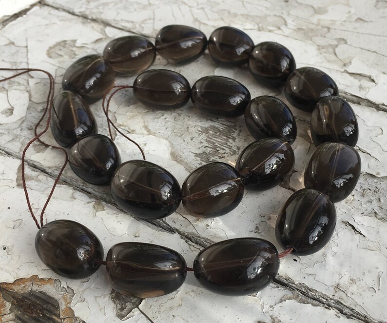40cm String of 18 Beads Length 15-22mm x 13-14mm Wide ***UK FREEPOST*** Smoky Quartz Smooth Nugget Beads