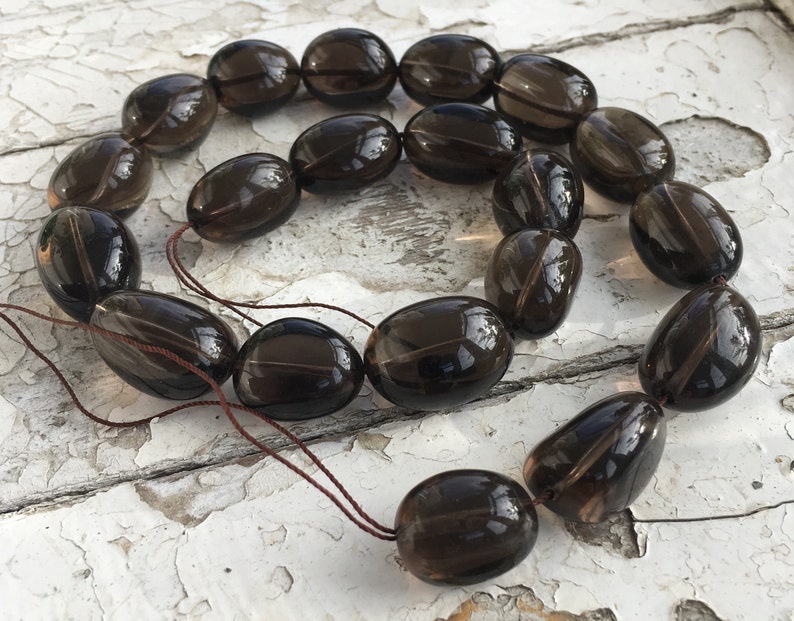 40cm String of 18 Beads Length 15-22mm x 13-14mm Wide ***UK FREEPOST*** Smoky Quartz Smooth Nugget Beads