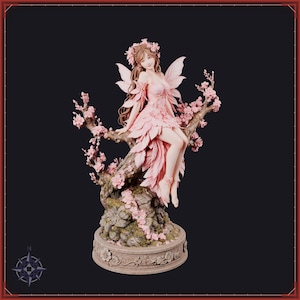 Peut inclure: Une figurine de fée aux longs cheveux bruns et couronne florale, vêtue d'une robe rose à pétales et d'ailes. Elle est assise sur une branche d'arbre texturée ornée de fleurs de cerisier roses, sur un socle circulaire aux motifs floraux.