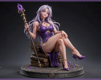 Può includere: Una statuetta da collezione di un personaggio dai capelli lunghi e occhi viola, che indossa un abito cheongsam viola e tacchi alti abbinati. Il personaggio è seduto su una pila di libri e tiene un bastone sormontato da un grande cristallo viola.