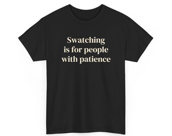 Puede incluir: Una camiseta negra de manga corta con el texto en color crema Swatching is for people with patience impreso en una fuente serif en el centro del pecho. La prenda tiene un cuello redondo y un dobladillo recto estándar.