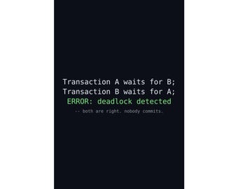 Puede incluir: Un póster rectangular negro con texto en blanco y verde en fuente monoespaciada que dice: Transaction A waits for B; Transaction B waits for A; ERROR: deadlock detected -- both are right. nobody commits. El póster cuelga de clips.