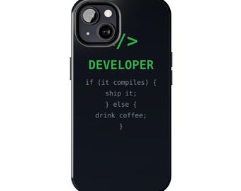 Puede incluir: Una funda de smartphone negra con un símbolo de corchete de código verde, la palabra DEVELOPER en verde y texto de programación blanco que dice: if (it compiles) { ship it; } else { drink coffee; }. La funda tiene una apertura doble.