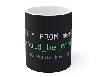 Puede incluir: Una taza de cerámica negra con texto en blanco y verde claro que dice SELECT * FROM meetings; could_be_email; 46 should have been. El interior de la taza es blanco y el exterior presenta un diseño inspirado en código informático.