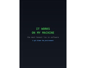 Puede incluir: Un póster de pared rectangular negro con el texto verde IT WORKS ON MY MACHINE, seguido del texto blanco the most honest lie in software y el texto azul de línea de comandos $ git blame the_environment, colgado con dos clips.