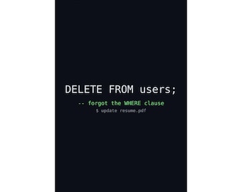 Puede incluir: Un póster rectangular negro con texto blanco que dice DELETE FROM users; seguido de texto verde -- forgot the WHERE clause y una línea final en gris con el texto $ update resume.pdf.