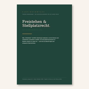 Op de afbeelding: Een donkergroene boekomslag met de titel Campingkompass, Themen-Sonderband, Freistehen & Stellplatzrecht. De tekst legt juridische aspecten van wildkamperen en parkeerrechten uit, met een publicatiedatum van oktober 2026 onderaan.