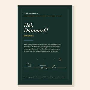 Può includere: Una guida di viaggio verde scuro intitolata Campingkompass, Der Reiseführer für Wohnwagen & Wohnmobil Band 15, Hej, Danmark! Dänemark. La copertina presenta disegni al tratto minimalisti di un camper, una tenda e degli edifici.