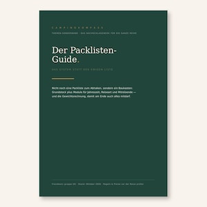 Può includere: Una copertina di libro verde scuro intitolata Campingkompass Der Packlisten-Guide. Il testo descrive un sistema modulare di preparazione bagagli per viaggi, includendo sezioni per stagioni, tipi di viaggio e compagni.