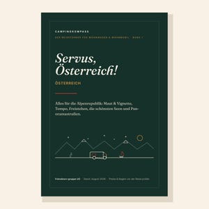 Op de afbeelding: Een donkergroene reisgids getiteld Campingkompass Servus, &Ouml;sterreich! met witte tekst, een rode horizontale lijn en een minimalistische lijntekening van bergen, een camper en een kampvuur aan de onderkant.