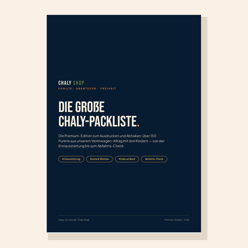 Peut inclure: Un document informatif bleu fonc&eacute; intitul&eacute; DIE GROBE CHALY-PACKLISTE. Le texte inclut CHALY SHOP, FAMILIE ABENTEUER FREIHEIT, et des d&eacute;tails sur une liste de colisage avec plus de 150 points pour les voyages en caravane, avec quatre boutons.