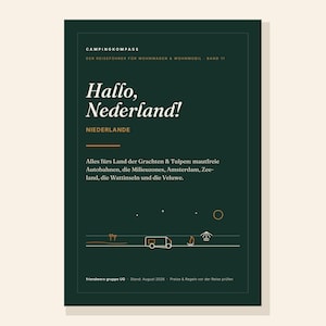Op de afbeelding: Een donkergroene reisgids getiteld Campingkompass Hallo, Nederland! met witte en oranje tekst, een icoon van een camper en een kampvuurgrafiek. De omslag bevat details over Nederlandse regio's en reisvoorschriften.