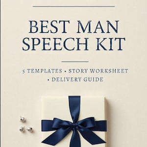 Op de afbeelding: Een Best Man Speech Kit met de tekst STORY WORKSHEET, BEST MAN SPEECH KIT, 5 TEMPLATES, STORY WORKSHEET en DELIVERY GUIDE. Onder de tekst staat een crèmekleurige geschenkdoos met een donkerblauw satijnen lint en drie kleine zilveren spelden.