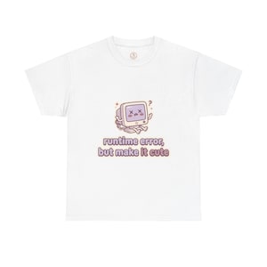 Könnte beinhalten: Ein weißes Kurzarm-T-Shirt mit einer Grafik eines hellvioletten Computermonitors mit traurigem Gesicht und X-förmigen Augen. Unter dem Computer steht der Text "runtime error, but make it cute" in einer abgerundeten, violetten Schriftart.