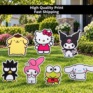 Puede incluir: Un conjunto de siete letreros de jardín con personajes de Sanrio: Pompompurin, Hello Kitty, Kuromi, Badtz-Maru, My Melody, Keroppi y Cinnamoroll. Cada personaje está representado en un estilo gráfico plano con un borde blanco para exteriores.