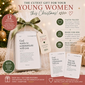 Può includere: Un set di 12 carte di riflessione mensile in un sacchetto di organza bianco trasparente legato con un nastro verde. Le carte presentano testi religiosi tra cui 'God wants to communicate with you'. Un'etichetta in legno riporta 'Rejoice in Christ'.