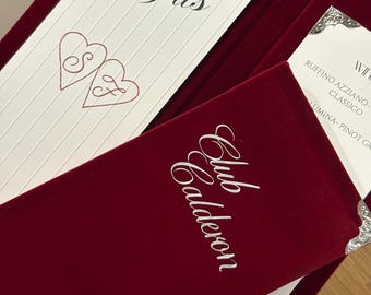Menu de mariage personnalisé en velours | Menu de table fait main et présentation de notre histoire | Décoration de réception de mariage personnalisée