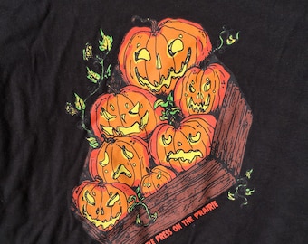 Jack-O-Lanterns chilling in a coffin Shirt