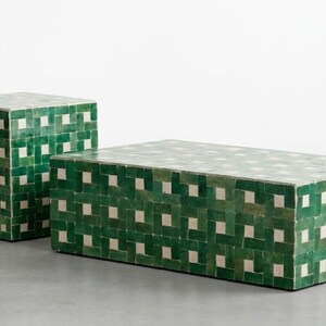 Op de afbeelding: Een vierkante bijzettafel en een rechthoekige salontafel, beide voorzien van een geometrisch mozaïekpatroon van kleine, glanzende groene en gebroken witte vierkante tegels die alle zichtbare oppervlakken bedekken.