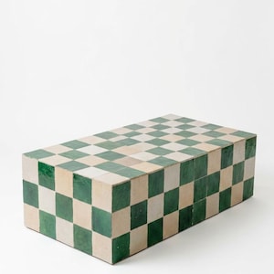 Puede incluir: Una mesa de centro rectangular con un patrón de tablero de ajedrez repetitivo de azulejos cuadrados que alternan entre verde bosque brillante y blanco hueso mate. La pieza baja tiene una superficie plana y lados cubiertos con el mismo diseño.