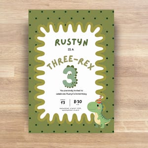 Puede incluir: Una tarjeta de invitación de cumpleaños rectangular con fondo verde oliva oscuro y lunares negros. El centro tiene un marco blanco de bordes ondulados con el texto RUSTYN IS A THREE-REX, un número 3 verde grande y un dinosaurio con un gorro de fiesta.