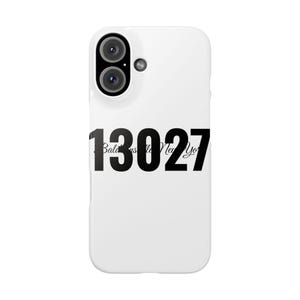 Op de afbeelding: Een witte smartphonehoes met de zwarte tekst 13027 in een vet schreefloos lettertype, met de cursieve tekst Baldwinsville New York achter de cijfers. De hoes heeft een uitsparing voor een dubbel camerasysteem en een flitser.