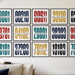 Peut inclure: Une galerie murale composée de quinze cadres carrés. Chaque impression présente un code postal à cinq chiffres dans une police verticale grasse, avec le nom de la ville et de l'État écrit en cursive au centre des chiffres.