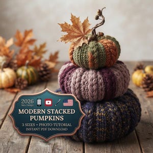 Puede incluir: Tres calabazas de ganchillo apiladas en verde oliva, malva y azul marino oscuro, rematadas con una hoja de arce marrón. Un cartel decorativo dice: 2026 New Design MODERN STACKED PUMPKINS 3 SIZES + PHOTO TUTORIAL INSTANT PDF DOWNLOAD.