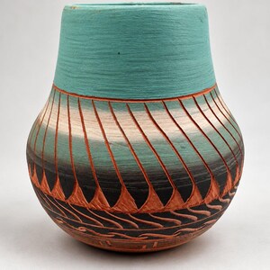 Sgraffito aardewerk vaas uit het zuidwesten, gesigneerd met turquoise geometrische studiokunst.