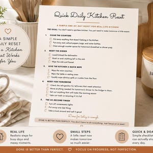 Pode incluir: Uma lista de verificação em papel branco intitulada Quick Daily Kitchen Reset com cinco passos numerados para a limpeza diária. O documento inclui caixas de seleção, subtarefas e a frase Done is better than perfect na parte inferior.