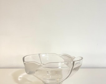 Bol vintage de cristal Lenox con forma de delfín, fabricado en Alemania, centro de mesa náutico festoneado y esmerilado, plato de consola con motivos marinos costeros.